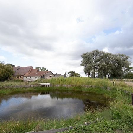 Landelijk Vakantiehuis In Diksmuide Met Een Tuin En Vijver Exterior foto