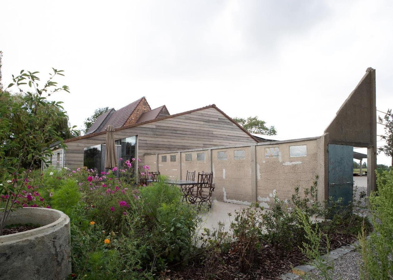 Landelijk Vakantiehuis In Diksmuide Met Een Tuin En Vijver Exterior foto